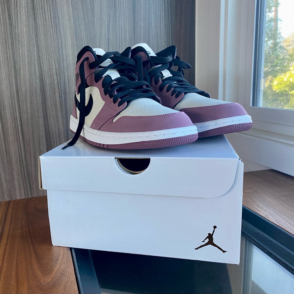 Women’s Air Jordan 1 MID SE Berry Pink, Size 9